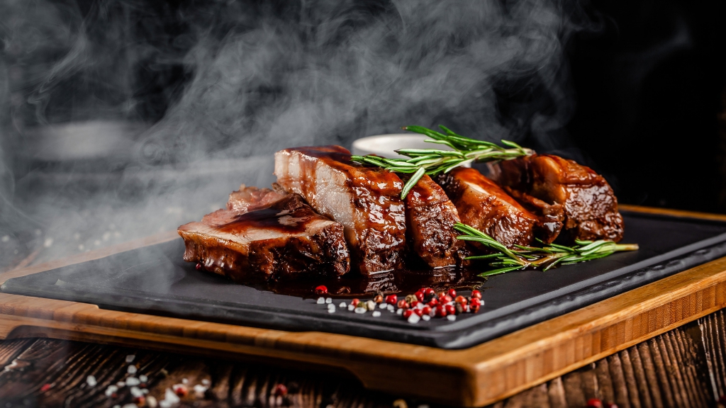 CÔTES DE PORC AVEC SAUCE BARBECUE MAISON ET PETITS PAINS