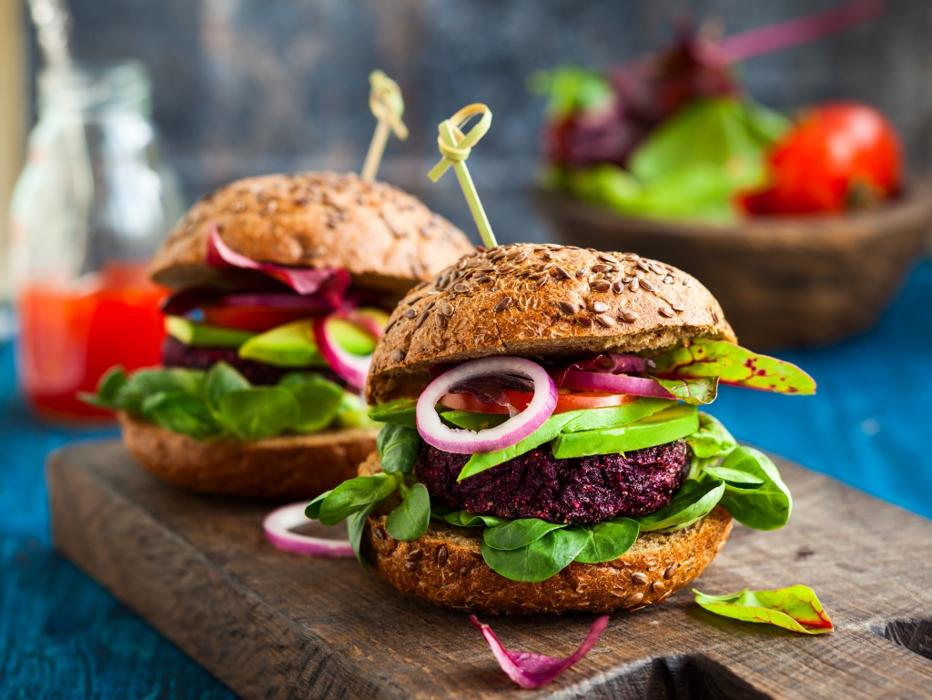 BURGER VÉGÉTARIEN À LA BETTERAVE