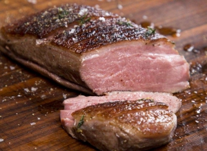 Magret de canard sous-vide, purée de chou rouge et boulettes de pain